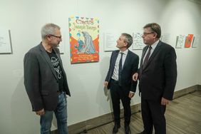 OB Thomas Geisel eröffnete gemeinsam mit dem französische Generalkonsul Vincent Muller (rechts) und dem Künstler Marc Ledogar die Ausstellung "Vous avez dit BEUYS haben Sie gesagt?". Foto: Michael Gstettenbauer