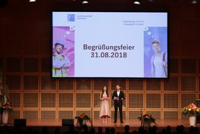 Zwei Auszubildende führten durch das Programm, das aus Grußworten von Oberbürgereister Thomas Geisel und anderen städtischen Vertretern bestand sowie aus künstlerischen Beiträgen und der Auszeichnung der Jahrgangsbesten. Foto: Ingo Lammert