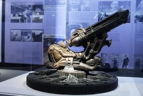 Das Modell eines "Space Jockeys" aus dem Film Alien (GB/USA 1979) wird ebenfalls im Filmmuseum gezeigt. Foto: Ingo Lammert