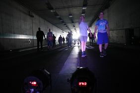 Etwa 20.000 Besucher erkundeten den Rheinufertunnel zu Fuß oder per Fahrrad. Foto: Melanie Zanin