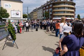 Vertreter der Stadtgesellschaft kamen zur Gedenkfeier an den Wehrhahn-Anschlag vor 20 Jahren.