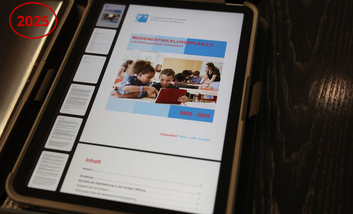Ein Tablet zeigt den Medienentwicklungsplan 2.0 der Landeshauptstadt Düsseldorf als PDF-Dokument