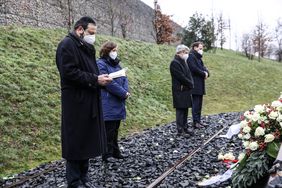 Aron Malinsky, der Kantor der Jüdischen Gemeinde, (vorne im Bild) sang das Trauergebet "El male rachamim"; Foto: Melanie Zanin