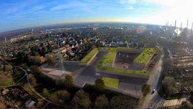 Animation des geplanten Neubaus der Feuer- und Rettungswache 7 und des zentralen Betriebshofes Süd am Standort Werstener Friedhofstraße 70/72. Bildmontagen: Stadt