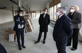 Rundgang durch die neue Kita mit Stadtdirektor Burkhard Hintzsche, Oberbürgermeister Dr. Stephan Keller, IDR-Vorstand Ekkehard Vinçon und AWO-Kreisgeschäftsführerin Marion Warden (v.l.) 