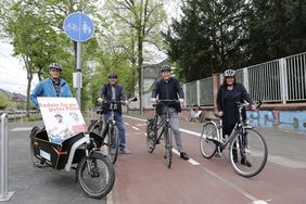 Rufen zur Teilnahme am Stadtradeln-Wettbewerb des Klima-Bündnisses auf: Umweltdezernentin Helga Stulgies, Oberbürgermeister Dr. Stephan Keller, Umweltamtsleiter Thomas Loosen und Stadtradeln-Koordinator Ernst Schramm (v.r.). Foto: Ingo Lammert