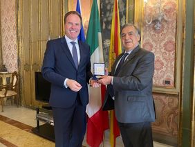 OB Dr. Stephan Keller mit der Medaille der Stadt Palermo mit seinem Amtskollegen Leoluca Orlande
