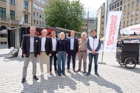 Bürgermeisterin Clara Gerlach mit Vertretern städtischer Stellen und Partnerorganisationen, die über den Klimaschutz und Klimaschutz-Angebote in Düsseldorf informierten. Fotos: Schaffmeister