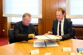 Oberbürgermeister Dr. Stephan Keller (r.) empfing am Freitag, 26. Juni 2026, seinen ukrainischen Amtskollegen Andrij Sadovyi, Bürgermeister von Lwiw. Im Rathaus unterzeichneten die beiden Stadtspitzen eine Absichtserklärung zur Zusammenarbeit in den Bereichen Krisenprävention, urbane Resilienz, kritische Infrastruktur und Zivilschutz. © Stadt Düsseldorf/Claus Langer