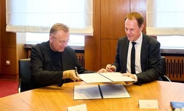 Oberbürgermeister Dr. Stephan Keller (r.) empfing am Freitag, 26. Juni 2026, seinen ukrainischen Amtskollegen Andrij Sadovyi, Bürgermeister von Lwiw. Im Rathaus unterzeichneten die beiden Stadtspitzen eine Absichtserklärung zur Zusammenarbeit in den Bereichen Krisenprävention, urbane Resilienz, kritische Infrastruktur und Zivilschutz. © Stadt Düsseldorf/Claus Langer