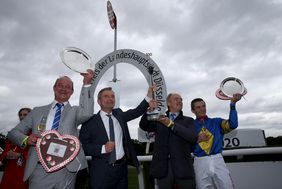 Heimsieg beim 100. "Großen Preis der Landeshauptstadt": Der Düsseldorfer Trainer Sascha Smrczek, OB Thomas Geisel, Besitzer Klaus Wilhelm und Jockey Dennis Schiergen bei der Siegerehrung; Foto: Rühl