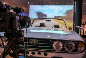 Besucherinnen und Bürger können im Filmmuseum unter anderem - unter Einhaltung der Hygieneregeln - in einem Cabrio Triumph die Rückprojektion nachempfinden; Foto: Filmmuseum Düsseldorf