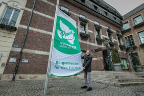 Als Zeichen der Solidarität mit den Ukrainerinnen und Ukrainern hat Oberbürgermeister Dr. Stephan Keller die "Mayors For Peace"-Fahne vor dem Rathaus gehisst. Foto: Melanie Zanin