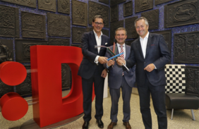 Oberbürgermeister Thomas Geisel (Mitte) mit Uwe Nickl, Sprecher der Geschäftsführung Deutsche Glasfaser (l.) und Vodafone Deutschland CEO Dr. Hannes Ametsreiter,(c)Landeshauptstadt Düsseldorf/Melanie Zanin