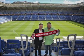 Oberbürgermeister Thomas Geisel und Stadionsleiter Ilan Fuchs im (leeren) Sammy Ofer Stadion, mit einem Fortuna-Schal