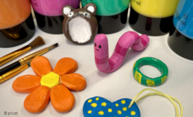 Foto von bunten, kleinen modellierten Figuren