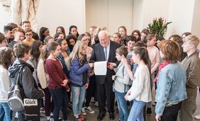 Bürgermeister Friedrich G. Conzen mit der Schülergruppe aus Frankreich im Jan-Wellem-Saal