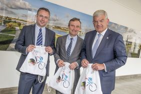 Oberbürgermeister Thomas Geisel (M.), Amtskollege Jan van Zanen aus Utrecht (r.) und Cyrille Tricart (A.S.O.). Foto: Malte Krudewig
