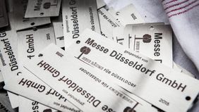 Die einst an den Dreiböcken befestigten Spenderplaketten (wie diese von der Messe Düsseldorf) können nun beim Gartenamt abgeholt werden. Foto: Archivbild/Landeshauptstadt Düsseldorf/Melanie Zanin