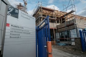 Die Wichernschule in Unterbach wird im Bestand saniert und um zwei weitere Baukörper erweitert, unter anderem für den OGS-Bereich, für Mehrzweckräume sowie für eine Küche mit Mensa. Foto: Michael Gstettenbauer
