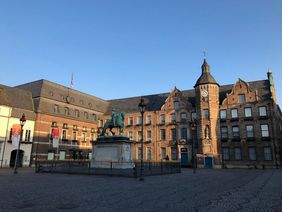 Auf dem Bild ist das Düsseldorfer Rathaus zu sehen.