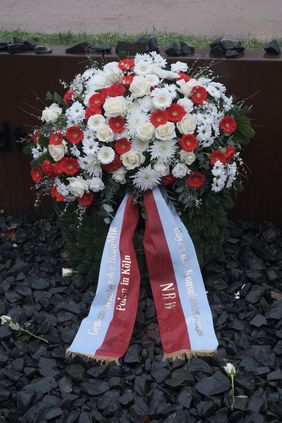 Am heutigen Spätnachmittag legte zudem Jakub Wawrzyniak, Generalkonsul der Republik Polen in Köln, einen Kranz am Mahnmal in Derendorf nieder; Foto: Michael Gstettenbauer