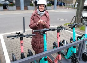 Das Haltebügelsystem ist ein Pilot und wird deutschlandweit zum ersten Mal eingesetzt. Es sorgt für ein ordentliches Abstellen der Leih-E-Scooter. Foto: Wilfried Meyer