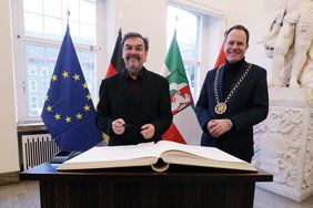 Juri Andruchowytsch wurde von OB Stephan Keller im Jan-Wellem-Saal des Rathauses empfangen und trug sich dort in das Goldene Buch der Landeshauptstadt Düsseldorf ein