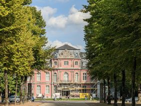 Die Fassadensanierung des Schlosses Jägerhof ist voraussichtlich Mitte Oktober abgeschlossen. Foto: Landeshauptstadt Düsseldorf