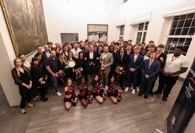 Mit einem Empfang im Jan-Wellem-Saal hat Oberbürgermeister Dr. Stephan Keller das U19-Team des AFC Düsseldorf 1978 Panther e. V. für den Gewinn des nationalen Titels geehrt; Fotos: Zanin
