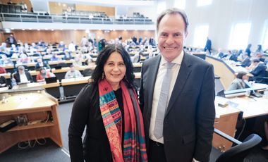 Oberbürgermeister Dr. Stephan Keller gratuliert der Beigeordneten Cornelia Zuschke zur einstimmigen Wiederwahl für eine weitere Amtszeit; Fotos: Gstettenbauer