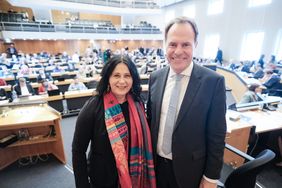 Oberbürgermeister Dr. Stephan Keller gratuliert der Beigeordneten Cornelia Zuschke zur einstimmigen Wiederwahl für eine weitere Amtszeit; Fotos: Gstettenbauer