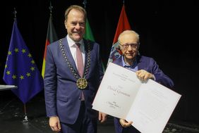 Der Heine-Preisträger David Grossman (r.) präsentiert seine Urkunde, die ihm vorab bei einem Festakt von Oberbürgermeister Dr. Stephan Keller überreicht worden war. Foto: Zanin
