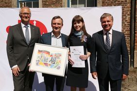 Oberbürgermeister Thomas Geisel (2.v.l.) mit Stephan Brune, Siegerin Arina und Moskaus Minister Sergej Tscherjomin auf dem Marktplatz mit dem Sieger-Bild