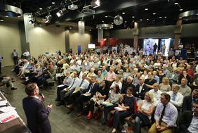 Der Henkelsaal war mit rund 300 Teilnehmern gut gefüllt. In zwei Podiumsrunden wurde die Zukunft der Gaslaternen aus unterschiedlichen Perspektiven beleuchtet. Es folgte eine emotionale Diskussion. Foto: Ingo Lammert