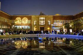 Nacht der Museen 2019: Der Kunstpalast im Ehrenhof wurde mit einer Außenprojektion in Szene gesetzt; Foto: Uwe Schaffmeister