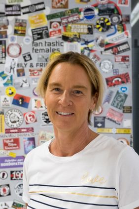 Bundestrainerin und Fortuna-Aufsichtsratsmitglied Martina Voss-Tecklenburg kam zur Ausstellungseröffnung; Foto: Uwe Schaffmeister