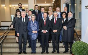 Gruppenfoto vor der Gedenkstunde unter anderem mit OB Geisel, Landtagsvizepräsidentin Carina Gödecke, NRW-Minister Dr. Stephan Holthoff-Pförtner, und Dr. Oded Horowitz, Vorsitzender der Jüdischen Gemeinde Düsseldorf. Foto: Melanie Zanin