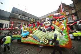 "Unser Rad schlägt um die Welt" - die Karnevalisten in der Landeshauptstadt feiern ihren Rosenmontagszug 2020; Foto: Melanie Zanin