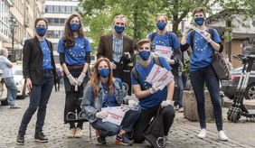 Am Samstag, 16. Mai, verteilten Oberbürgermeister Thomas Geisel und das Europe Direct-Team wiederverwendbare Masken in der Altstadt; Foto: Lars Heidrich