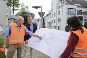 Erläuterten Einzelheiten zum Baufortschtiit am Heerdter Lohweg: Bernd Kentenich, Amt für Verkehrsmanagement, Florian Reeh, Leiter Amt für Verkehrsmanagement und Cathrin Queck, Amt für Verkehrsmanagement (v.L.). Foto: Ingo Lammert
