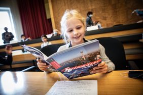 Jeder Drittklässler der Düsseldorfer Grundschulen erhält die Schulbuchausgabe von der Stadt für den begleitenden Einsatz im Sachkundeunterricht. Foto: Melanie Zanin