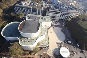 Der Gustaf-Gründgens-Platz - hier ein Luftbild - bekommt in diesen Tagen den letzten Schliff; Foto: Amt für Verkehrsmanagement