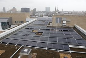 250 Module werden auf dem Dach des Gebäudes am Konrad-Adenauer-Platz 1 installiert; Foto: Ingo Lammert