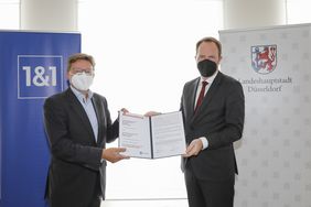Dr. Sören Trebst (l.), Vorsitzender der Geschäftsführung von 1&1 Versatel, und Oberbürgermeister Dr. Stephan Keller; Foto: Sabine Grothues/1&1 Versatel, 2021