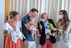 Zahngesundheit bei Babys (v.l.): Mutter Janine und Vater Dirk Simon mit Sohn Loui, Dr. Harm Blazejak, Solidargemeinschaft Düsseldorfer Zahnärzte, und Dr. Angela Bergmann,  Gesundheitsamt, © Landeshauptstadt Düsseldorf/Uwe Schaffmeister