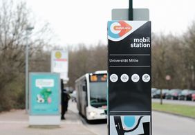 Die Mobilitätsstationen Universität Mitte und Universität Mensa bieten am Campus ab sofort verschiedene Mobilitäts- und Sharing-Angebote. Foto: Connected Mobility Düsseldorf