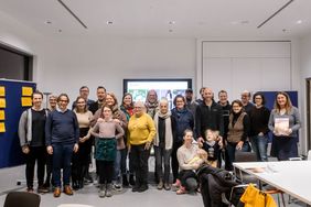 Teilnehmende am Reallabor Klimaschonende Entscheidungen freuen sich über den erfolgreichen Abschluss des Projektes. Foto: Landeshauptstadt Düsseldorf
