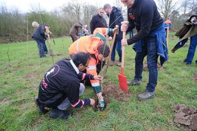 Rund 300 engagierte Düsseldorferinnen und Düsseldorfer haben auf der rund 7.000 Quadratmeter großen Fläche gegenüber dem Wasserwerk Bockum über 1.000 junge Waldbäume gepflanzt. 