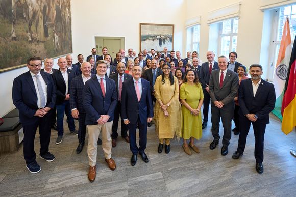 Wirtschaftsdezernent Christian Zaum (vordere Reihe l.) empfing am Montag, 8. Juni 2026, die Delegation der Indo-German Chamber of Commerce sowie Vertretende der indischen Regierung. Foto: LHD/Claus Langer